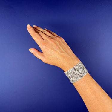 Brazalete Telar Plata Grueso Espirales Gris Aperlado